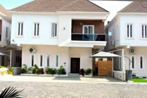 Lekki Conservation Luxury Palace 5 Bedrooms, with Gym & Pool and Fast WiFi Fibre Broadband